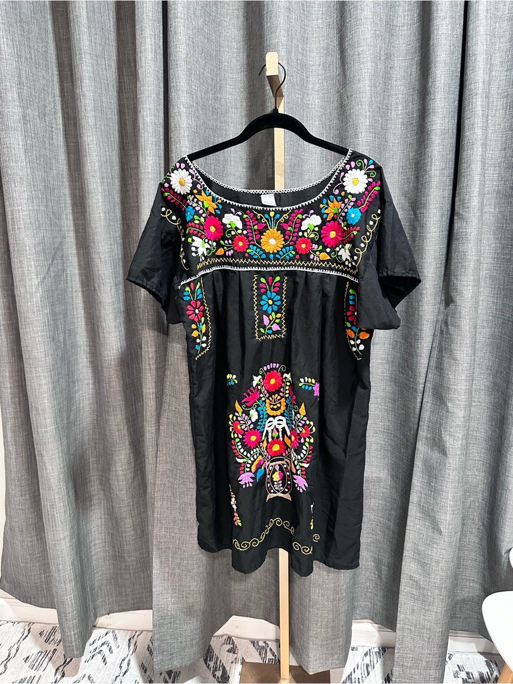 ❤️❤️Liliana Black Embroidered Floral Mini Dress. NEVER WORN